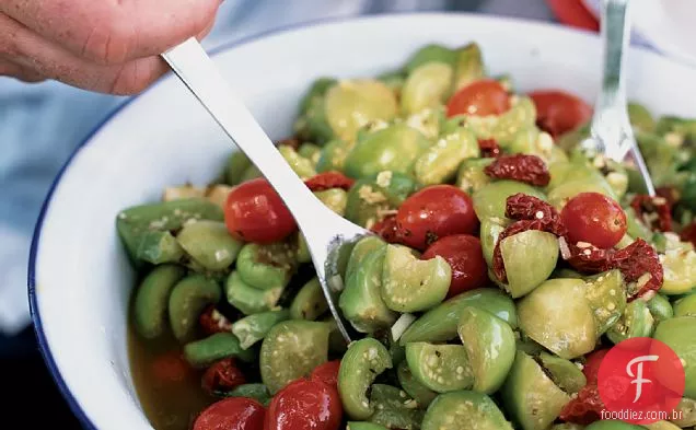 Salada Tangy Tomatillo com tomates secos ao sol