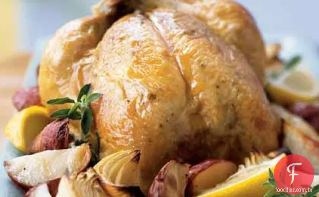 Frango assado com cebola, batata e molho