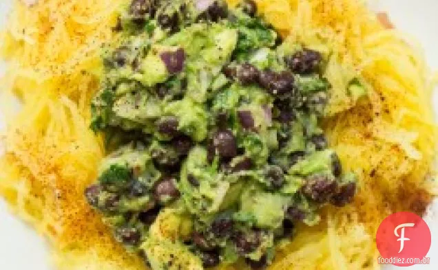 Tex Mex Spaghetti Squash com feijão preto Guacamole