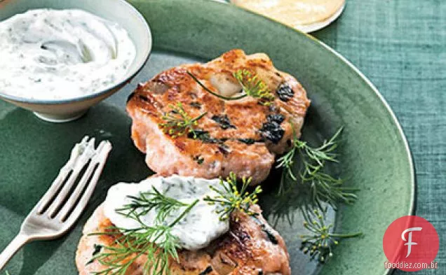 Salmão assado, beterraba e batata com creme de rábano