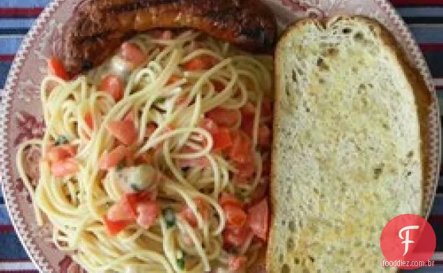 Macarrão de verão com manjericão, tomate e queijo
