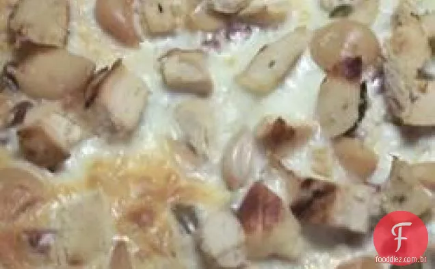 Pizza branca com alho assado e azeitonas verdes