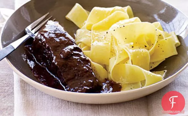 Costelas curtas fáceis refogadas em vinho tinto