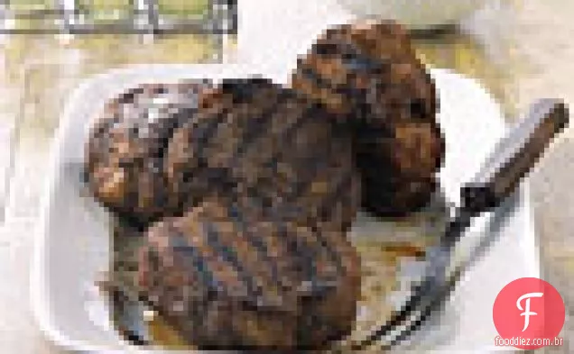 Costeletas de porco monstro grelhadas com Tomatillo e molho de maçã verde