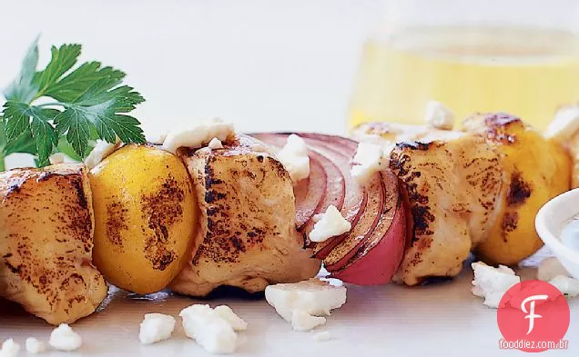 Espetos de frango com vinagrete de ervas frescas e queijo Feta