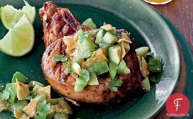Costeletas de porco grelhadas do Chile com Tortilla-Tomatillo Salsa