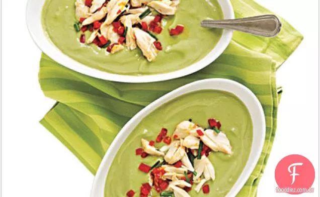 Sopa de abacate-leitelho com salada de caranguejo