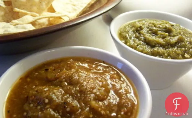 Chipotle esfumaçado com Tomatillos torrados na panela e Jalapeno torrado
