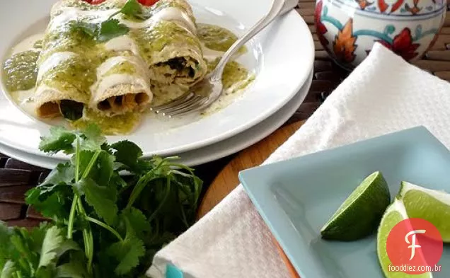 Frango, Feijão Preto E Enchiladas De Espinafre