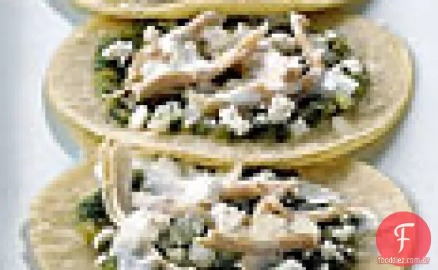 Tortilhas fritas macias com molho Tomatillo e frango