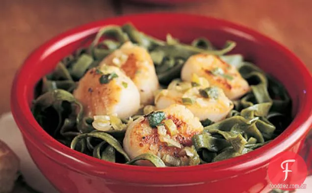 Vieiras de manjericão com espinafre Fettuccine
