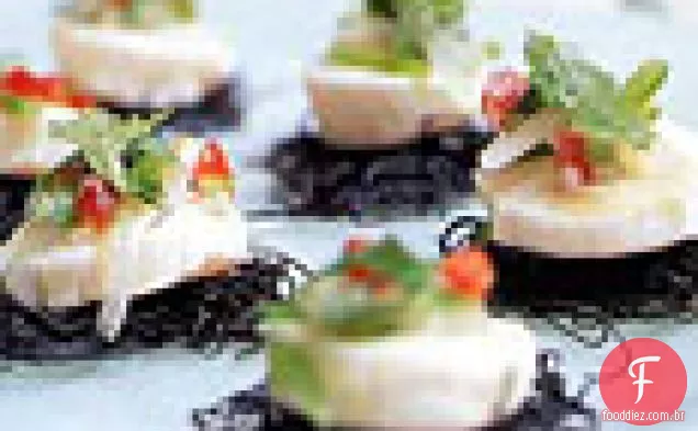 Ceviche de Vieira em bolos de massa preta com salsa de coentro