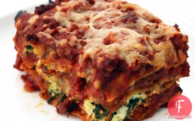 Lasanha com Macarrão De Manjericão caseiro e salsicha-molho de tomate