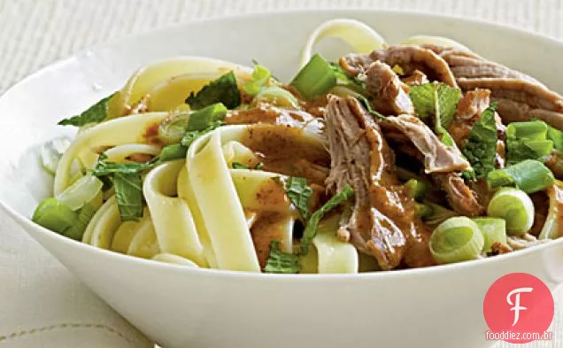 Macarrão com carne de porco assada e molho de amêndoa