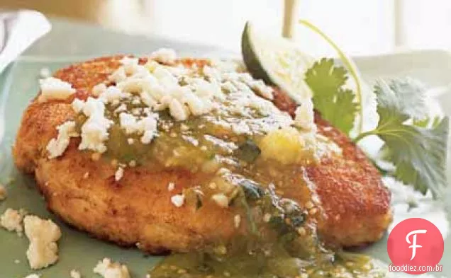 Peitos de frango com peito de frango com molho Tomatillo e Queso Fresco