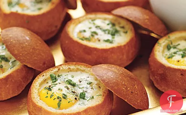 Ovos cozidos em tigelas de pão