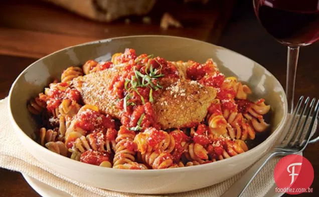Fácil parmesão-frango com alho e macarrão