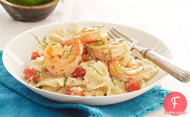 Massa cremosa de tomate e manjericão com camarão
