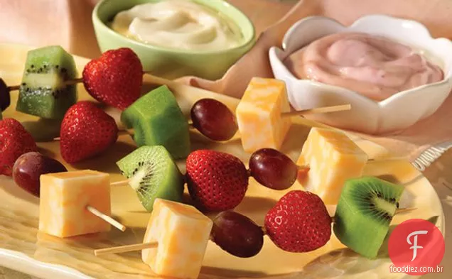 Kabobs de queijo e frutas