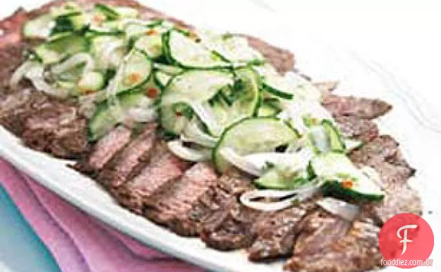 Bife de flanco picante grelhado com salada de pepino