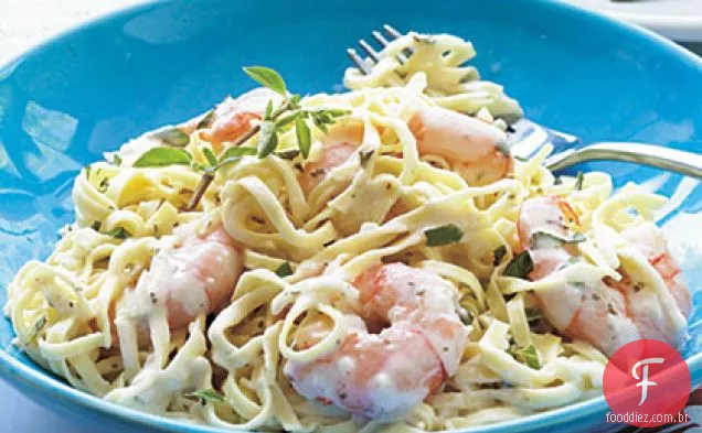 Camarão e macarrão com alho cremoso
