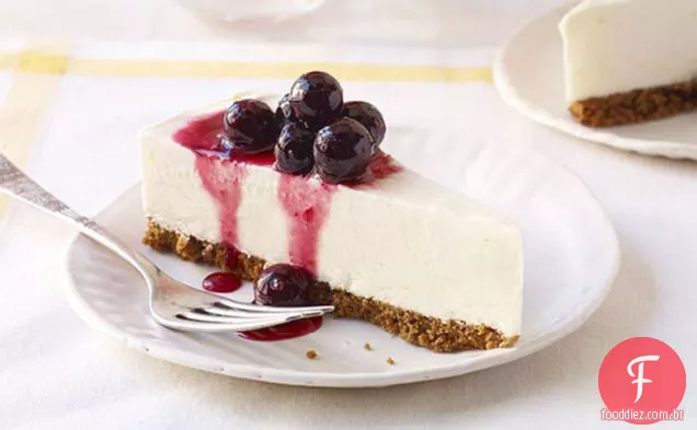 Cheesecake de limão congelado com chuvisco de mirtilo