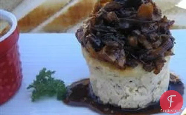 Cheesecake de queijo azul saboroso com compota de pêra cereja e esmalte balsâmico cereja