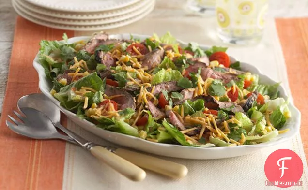 Salada de bife com milho e tomate