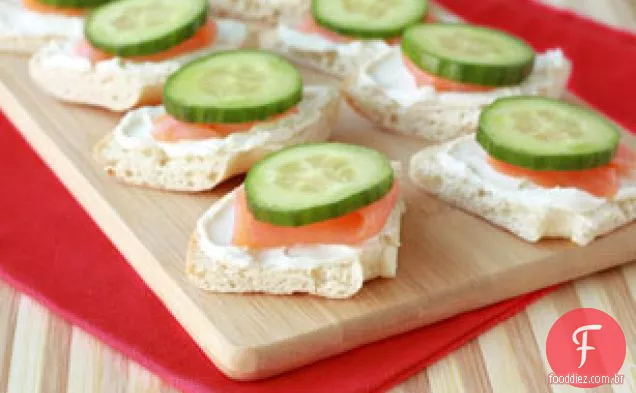 Com fome de salmão da menina & pepino Bagel mordidas