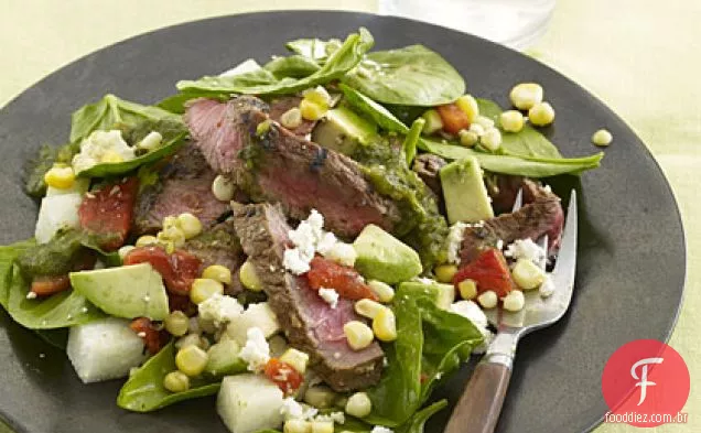 Adobo-bife de flanco alimentado com capim marinado com salada de espinafre