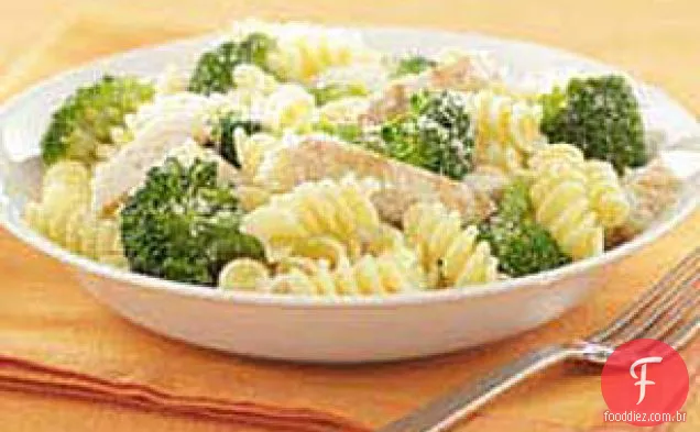 Macarrão Parmesão de 15 minutos com frango e brócolis
