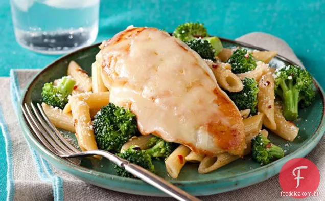 Frango italiano toscano com Penne e brócolis