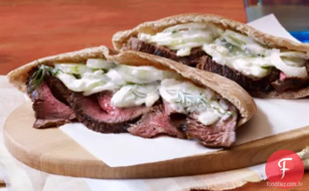 Bife grelhado com salada Tzatziki