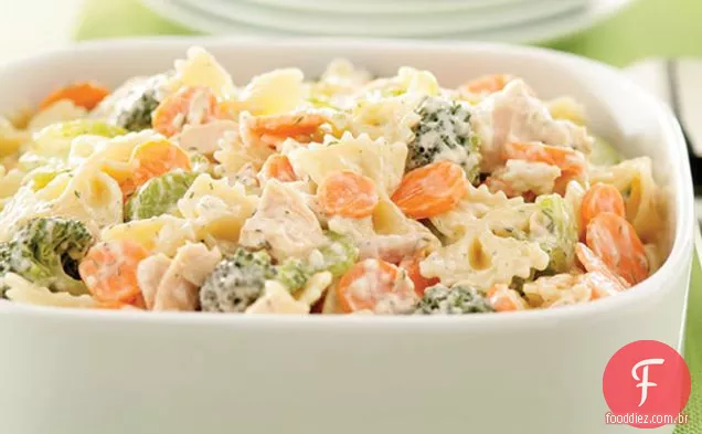 Salada De Macarrão De Atum Com Baixo Teor De Gordura No Verão
