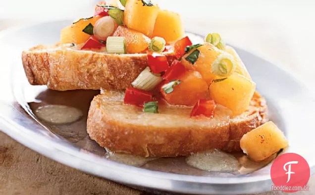 Bruschetta com salsa de pêssego e Brie derretido