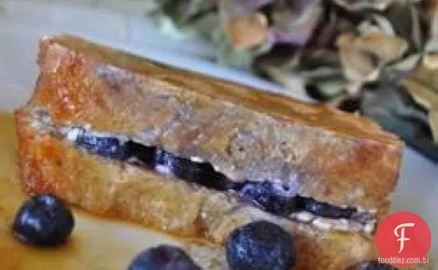 Fácil Blueberries e creme sanduíche de torrada francesa com xarope de bordo Laranja