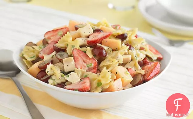 Massa cremosa refrigerada de papoula e salada de frutas
