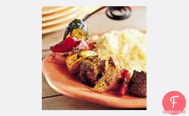 Verão misturado vegetais e carne Kabobs