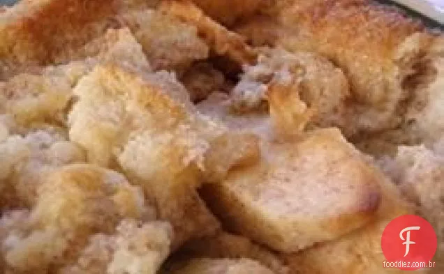 Pudim de pão com molho de uísque