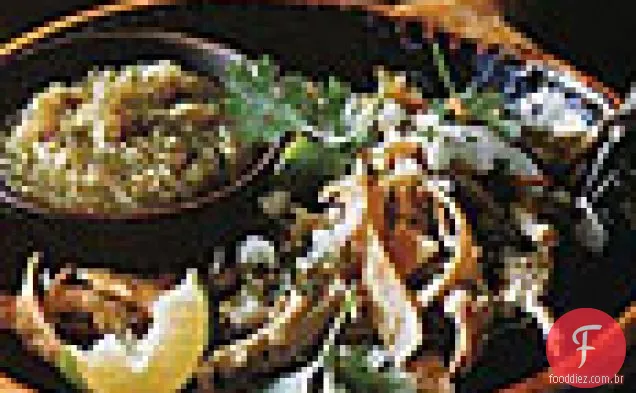 Chilaquiles com peru e molho Tomatillo assado