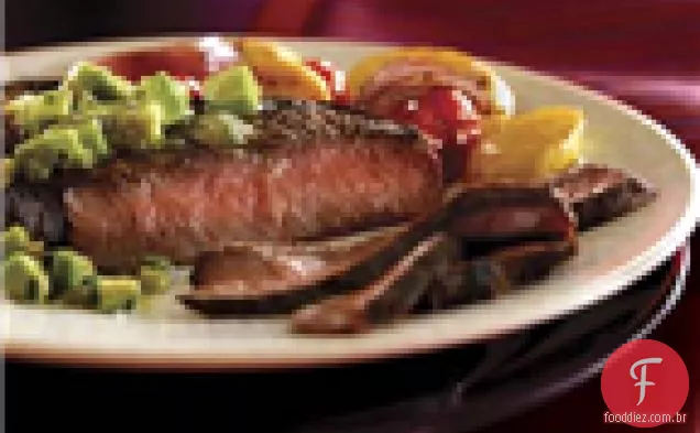Cominho-esfregou bifes com abacate Salsa Verde