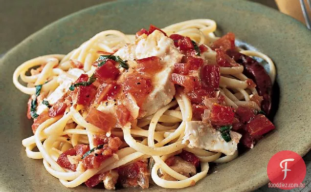 Linguine picante com alabote e tomate