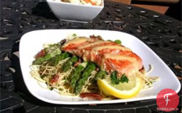Salmão com molho de manteiga Dijon, aspargos e manteiga de ervas macarrão de Cabelo De Anjo