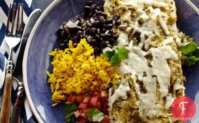 Enchiladas de frango com molho Tomatillo Chile assado