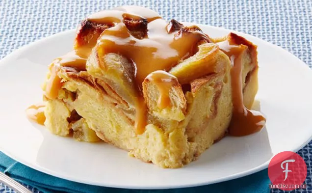 Pudim de Pão de maçã de fogão lento com molho de caramelo quente