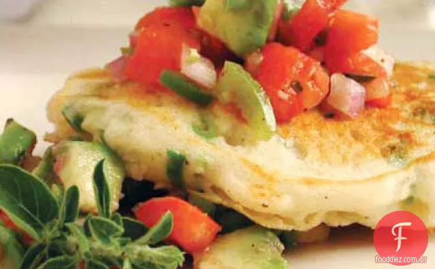 Panquecas de cebola verde com tomate-salsa de abacate