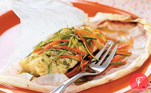 Alabote assado em pergaminho com Pesto, abobrinha e cenoura