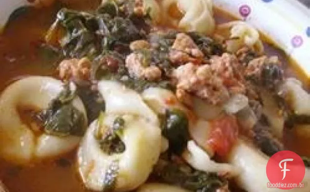 Sopa de Tortellini com salsicha, tomate e espinafre
