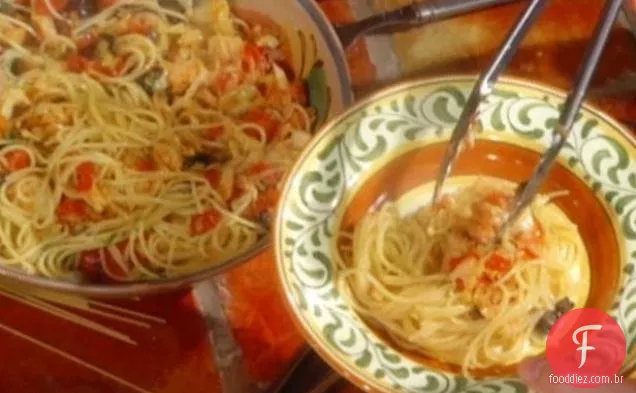 Spaghettini com bacalhau salgado e tomate: Spaghettini con Baccala e Tomate