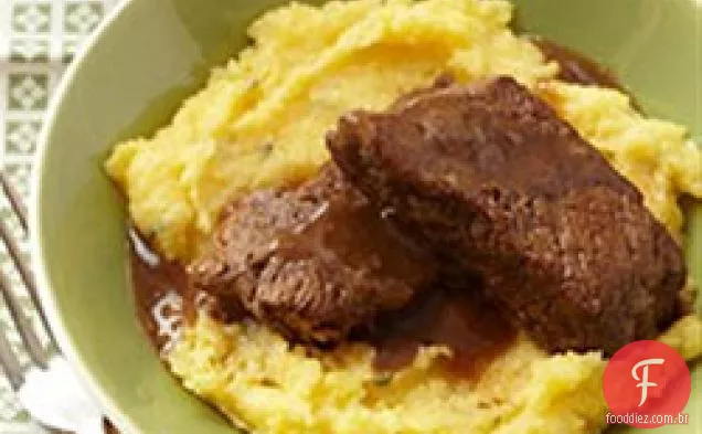 Costelas curtas de carne do país e polenta de alecrim